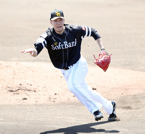 2軍オリックス対ソフトバンク　1回裏オリックス無死一、二塁、大下の犠打に素早く反応する千賀（撮影・前田充）