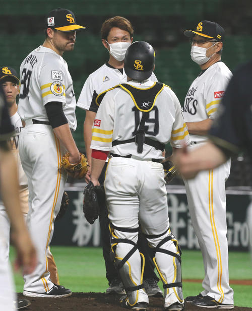 5回表オリックス1死満塁、吉田正に中越え2点二塁打を打たれ、降板するムーア（左）（撮影・菊川光一）