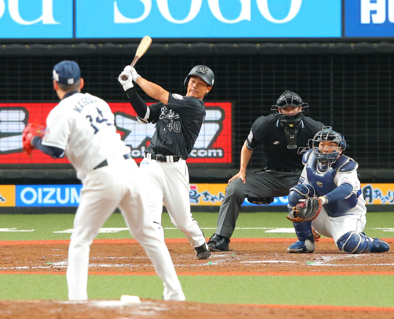 西武対ロッテ　9回表ロッテ1死、右前二塁打を放つ福田光（撮影・河田真司）　　