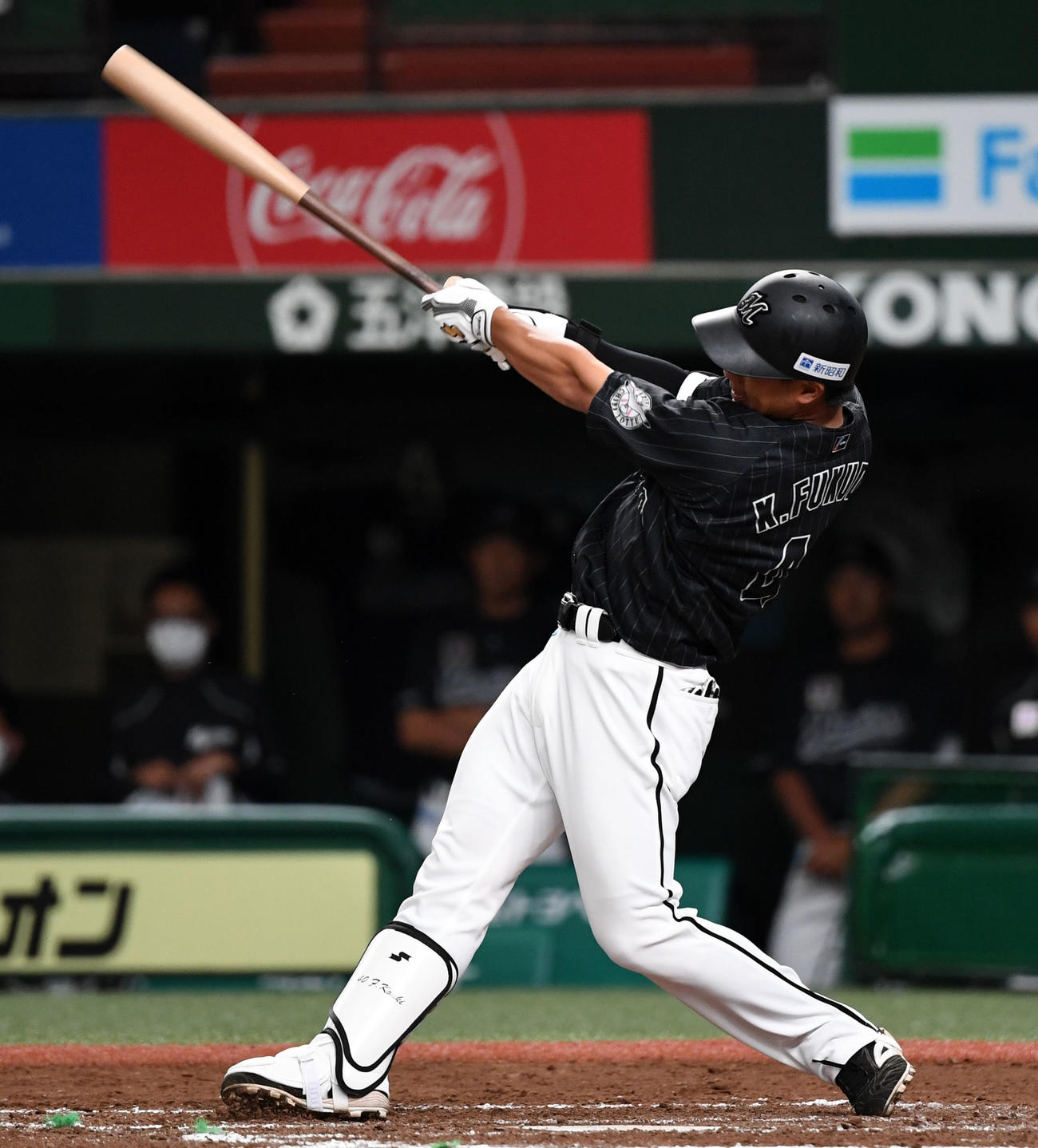西武対ロッテ　9回表ロッテ1死、右翼線へ二塁打を放つ福田光（撮影・横山健太）