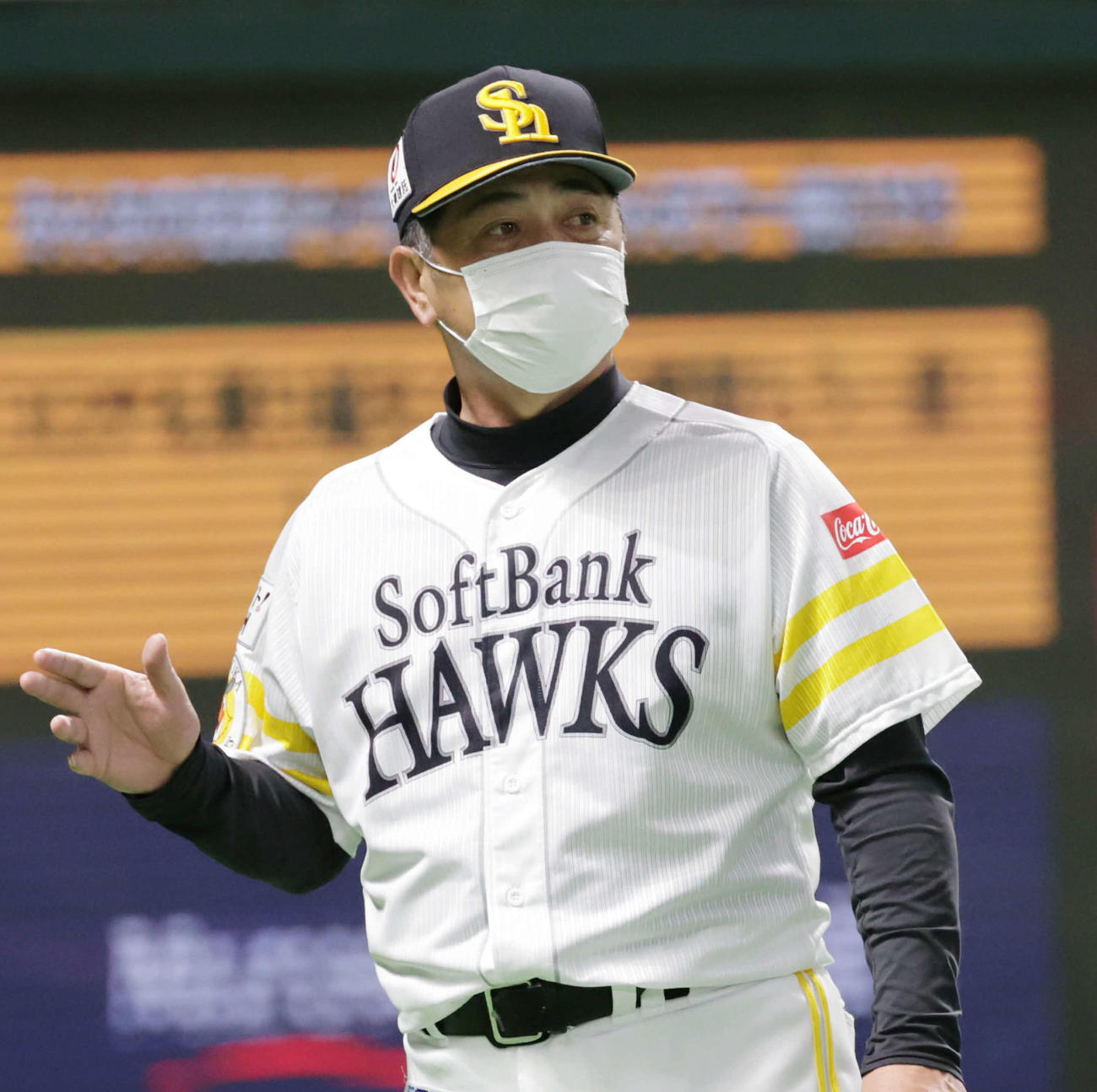 選手交代を告げるソフトバンク工藤監督（撮影・加藤孝規）
