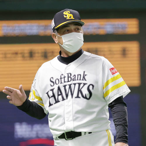 選手交代を告げるソフトバンク工藤監督（撮影・加藤孝規）