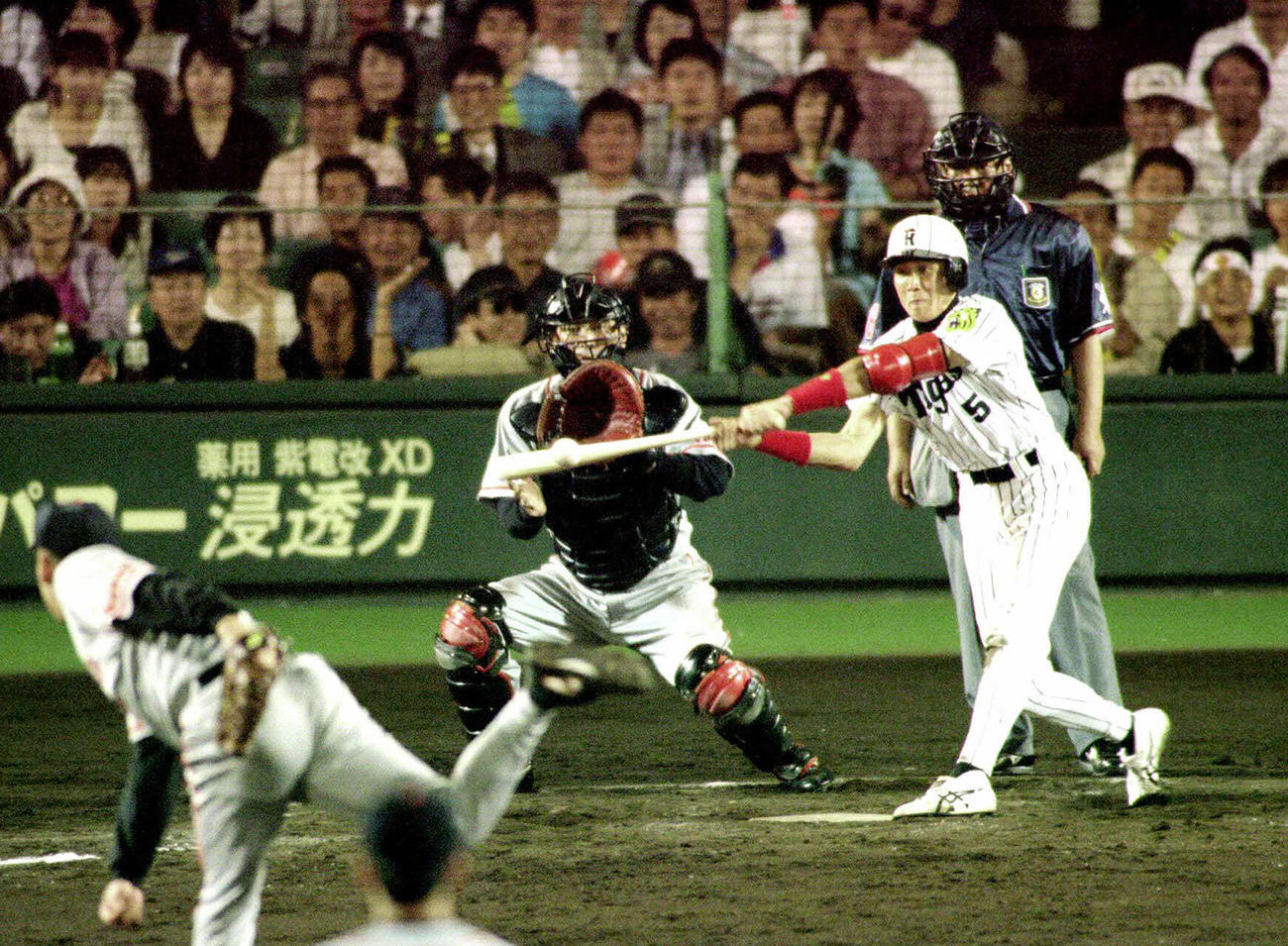 12回1死一、三塁、阪神新庄剛志は巨人槙原寛己の敬遠球をレフト前に運ぶサヨナラ打を放つ（1999年6月12日撮影）