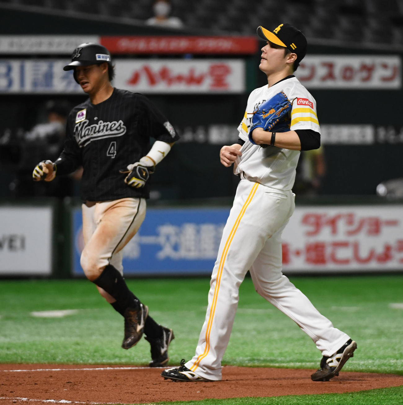8回表ロッテ2死一、三塁、打者レアードの時に松本（右）が暴投、三塁走者の藤岡が勝ち越しの生還（撮影・今浪浩三）