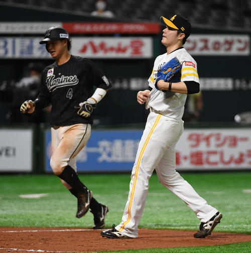 8回表ロッテ2死一、三塁、打者レアードの時に松本（右）が暴投、三塁走者の藤岡が勝ち越しの生還（撮影・今浪浩三）