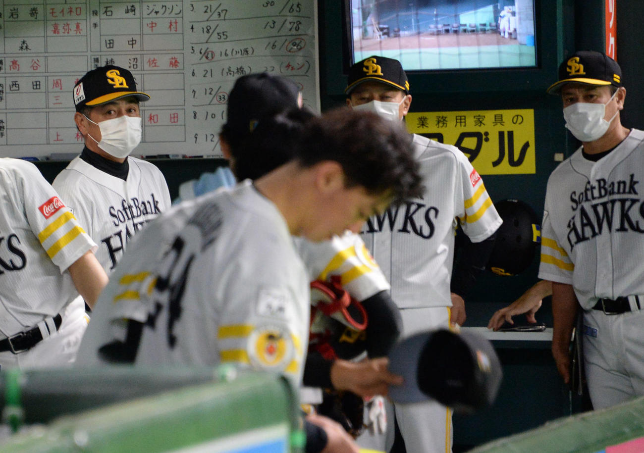 ロッテに2連敗し、ベンチで渋い表情の工藤監督（左）らコーチ陣（撮影・今浪浩三）
