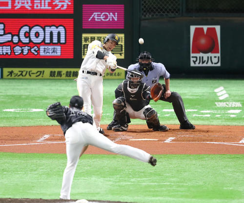 本塁打を放つソフトバンク柳田（2020年6月20日撮影）