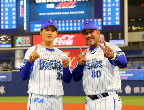 DeNA対中日　プロ初登板初勝利を飾ったDeNA坂本（左）はラミレス監督と笑顔でポーズ（撮影・大野祥一）