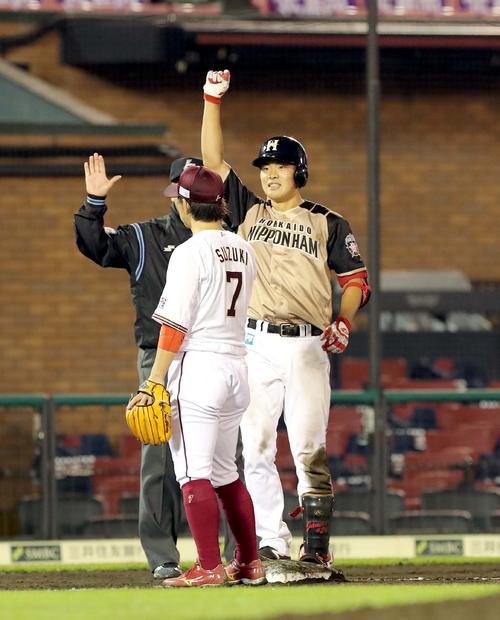 楽天対日本ハム　8回表日本ハム2死二塁、野村は適時三塁打を放ちガッツポーズをする（撮影・佐藤翔太）