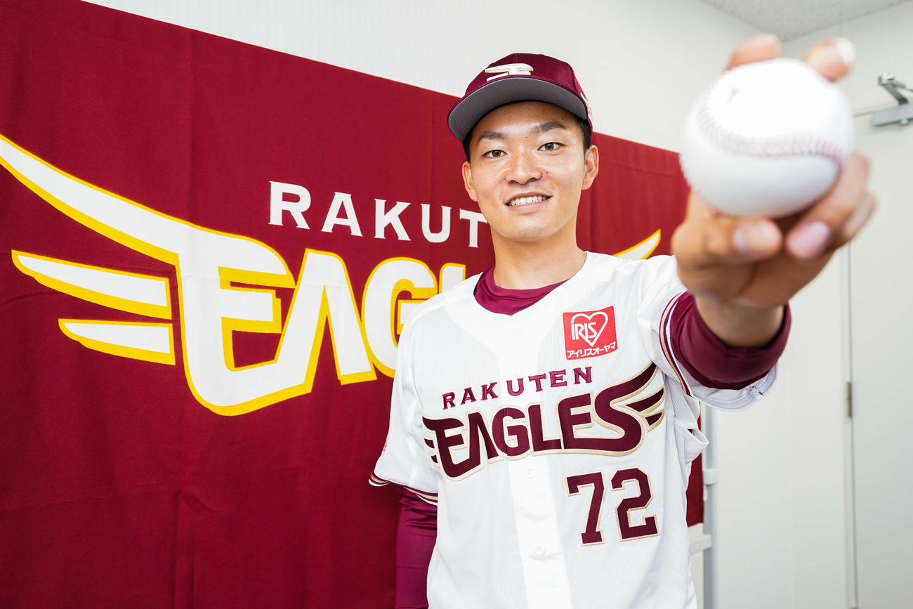 巨人からトレードで加入した楽天池田駿は背番号72の新しいユニホーム姿でポーズをとる（球団提供）