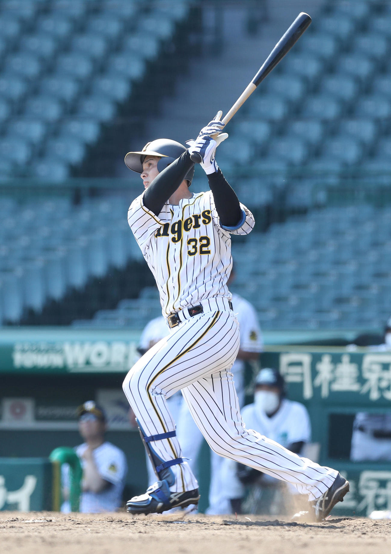 ウエスタンリーグ　阪神対オリックス　9回裏阪神2死、左越え二塁打を放つ井上（2020年6月23日撮影）