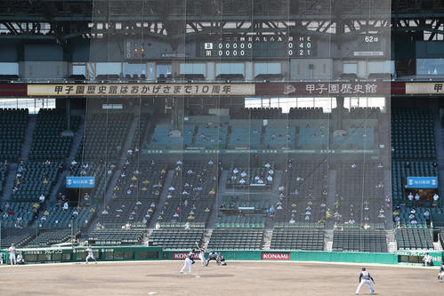 観客が見つめる中で試合が行われたウエスタンリーグ阪神対オリックス戦（2020年6月23日撮影）