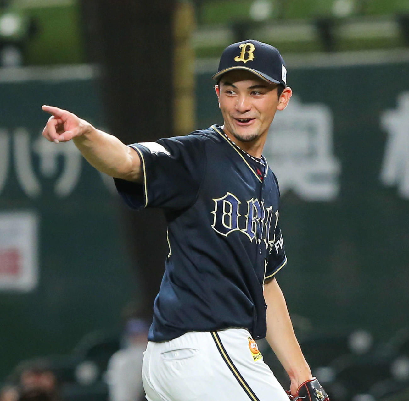 西武対オリックス　4回裏西武2死、外崎を三ゴロに抑え笑顔で指差す鈴木（撮影・河田真司）