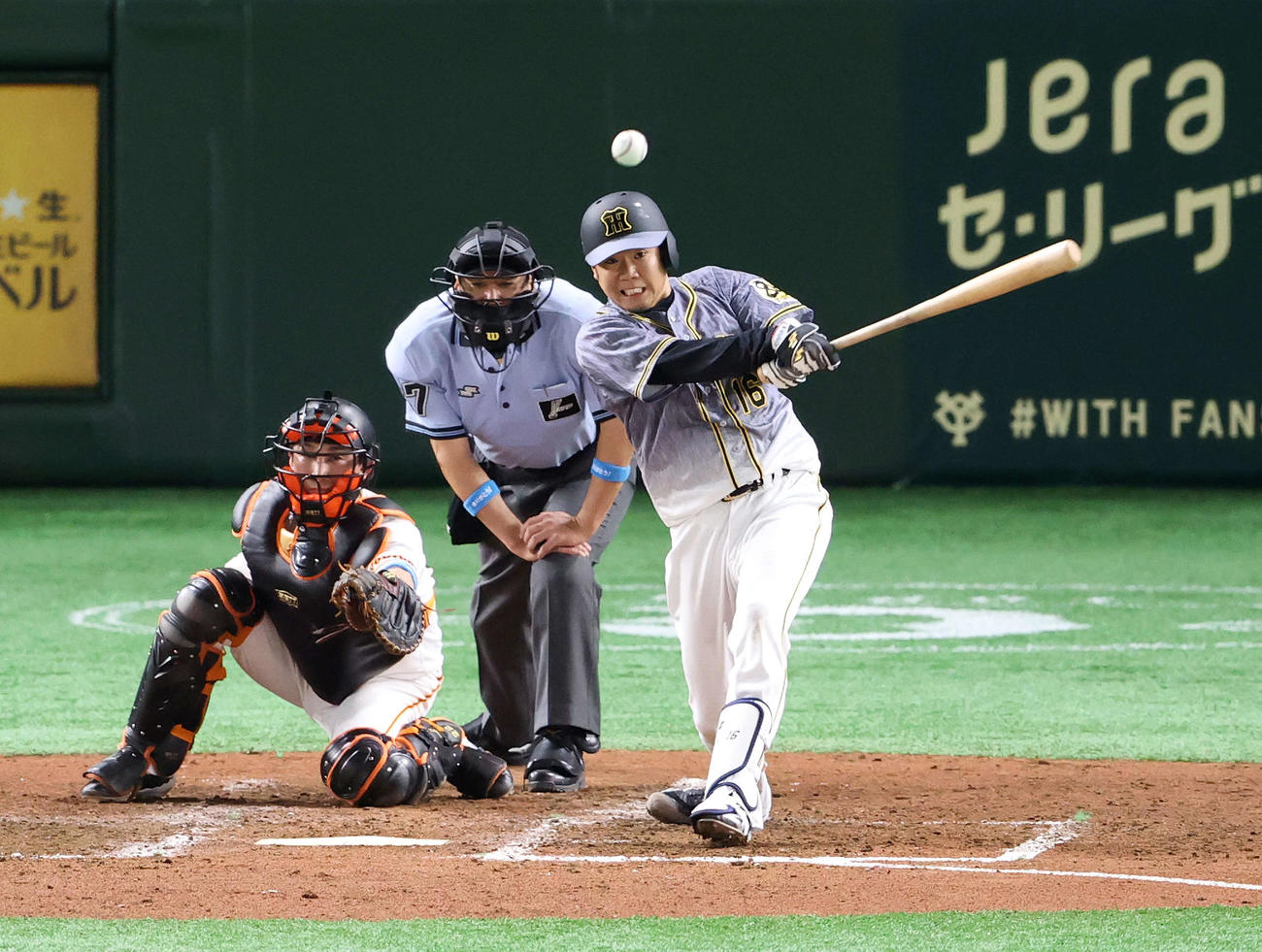 巨人対阪神　5回表阪神1死二塁、適時二塁打を放つ西勇（2020年6月19日撮影）