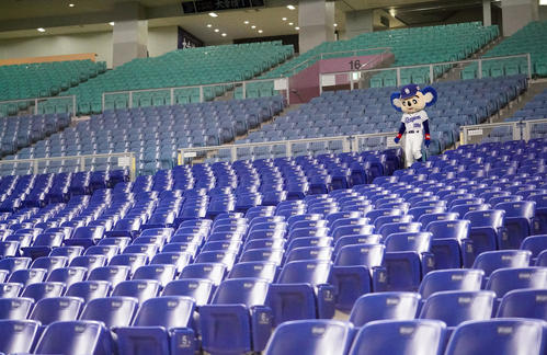 中日対広島　無観客試合となり誰もいないスタンドを寂しげに見つめるドアラ（2020年2月29日撮影）