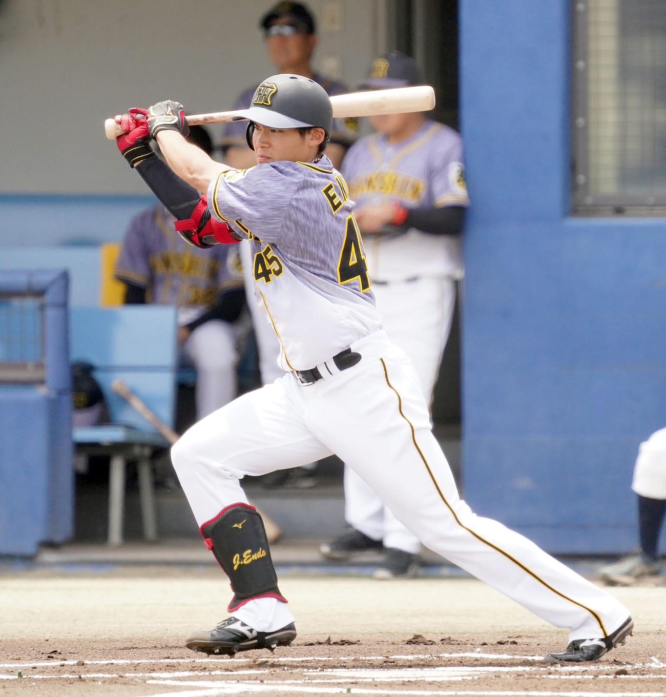 2軍練習試合の中日戦　1回無死一塁で中前安打を放った阪神遠藤成（2020年6月9日）