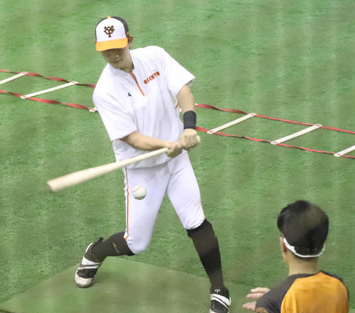 左尺骨骨折から復帰を目指す巨人小林は、左手も添えてティー打撃を行った（撮影・久永壮真）