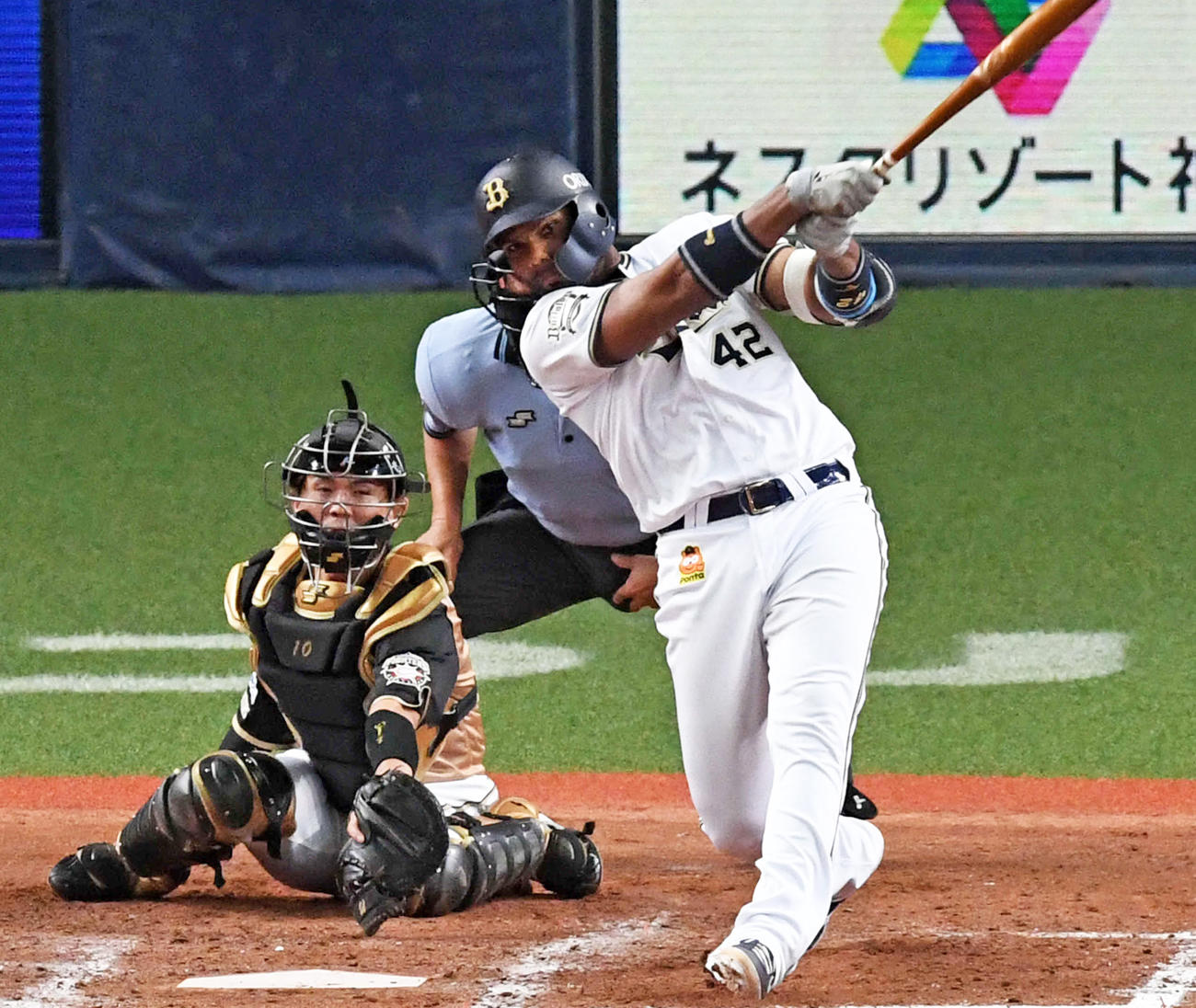 9回裏オリックス2死一、二塁、ロドリゲスは左越えサヨナラ3点本塁打を放つ（撮影・前岡正明）