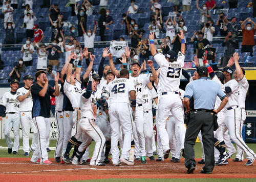 9回裏オリックス2死一、二塁、サヨナラ3点本塁打を放ったロドリゲス（中央）を出迎えるナイン（撮影・黒川智章）