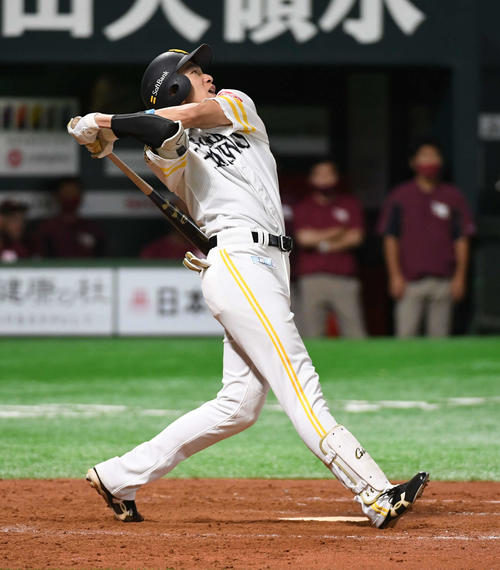 ソフトバンク対楽天　10回裏ソフトバンク無死、柳田は中越えサヨナラ本塁打を放つ（撮影・今浪浩三）