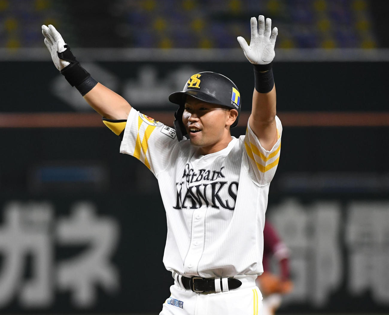8回裏ソフトバンク2死満塁、中村晃は2点適時打を放ち、ベンチに向かって万歳する（撮影・今浪浩三）