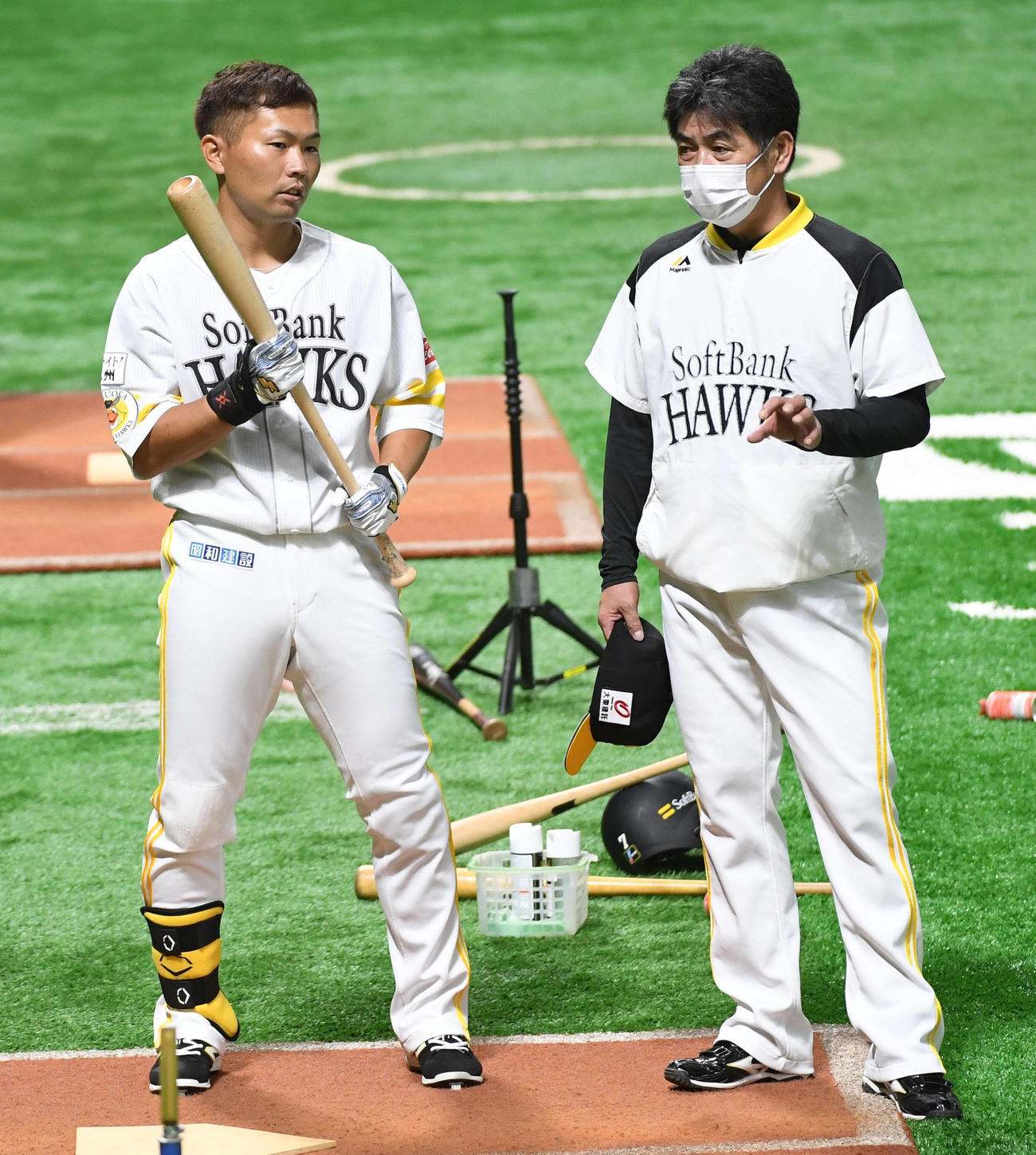 1軍に合流した中村晃（左）と話をする工藤監督（撮影・今浪浩三）