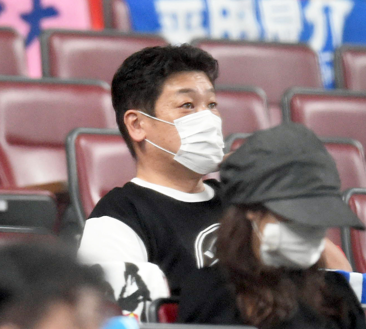 ナゴヤドームで観戦する中日石川昂弥の父尋貴さん（撮影・森本幸一）