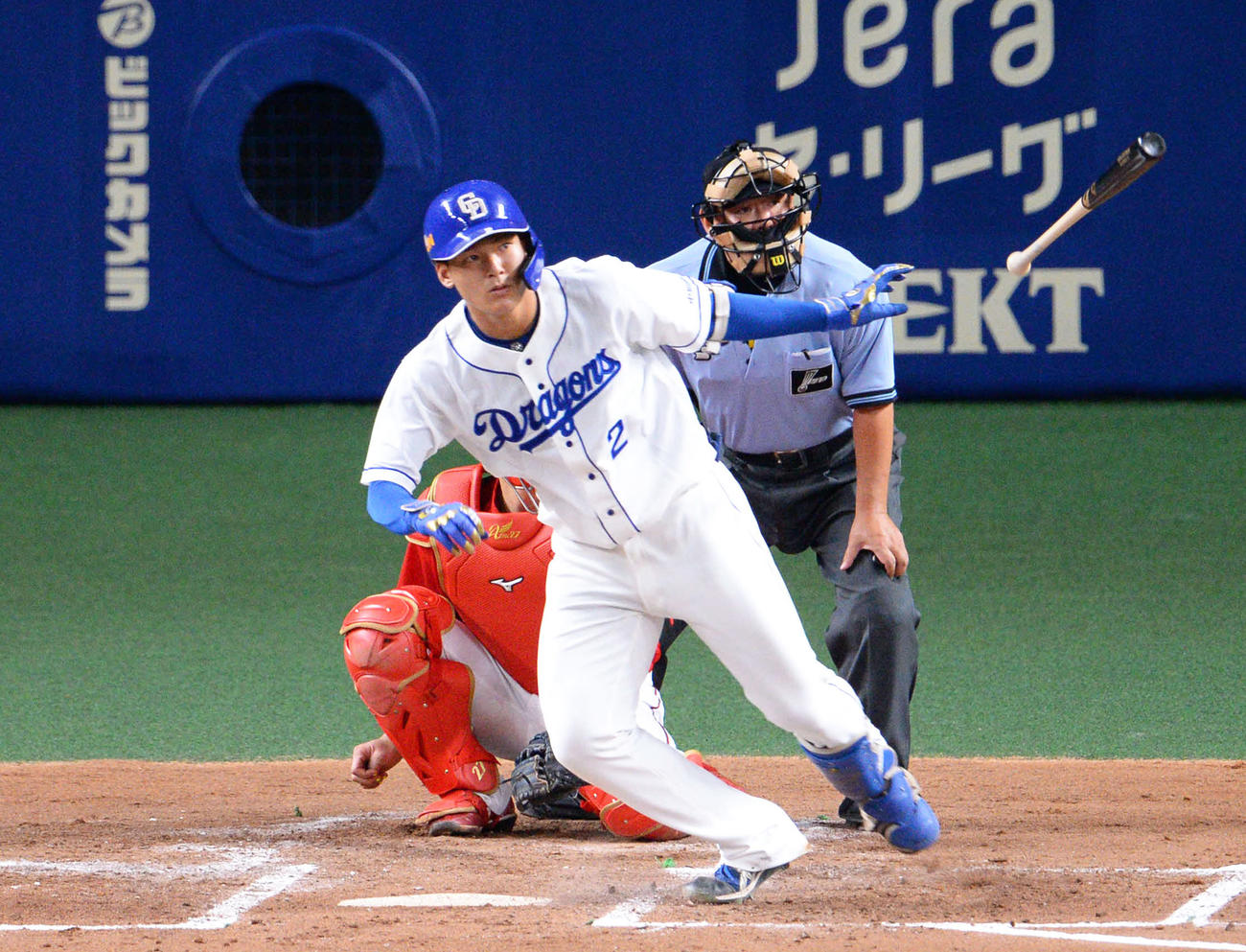 2回裏中日1死、石川昂はプロ初打席初安打を左二塁打で飾る（撮影・森本幸一）
