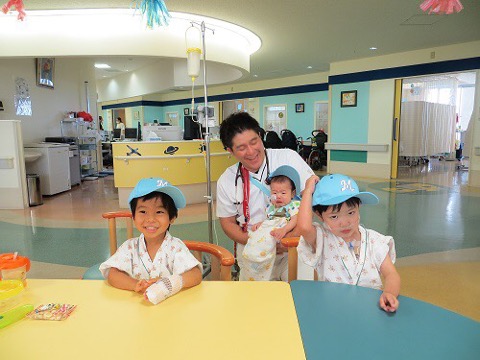 ロッテ鳥谷は自身が理事を務める一般社団法人「レッドバード」を通じて、沖縄県立南部医療センター・こども医療センターにサイン帽子を届けた（レッドバード提供）
