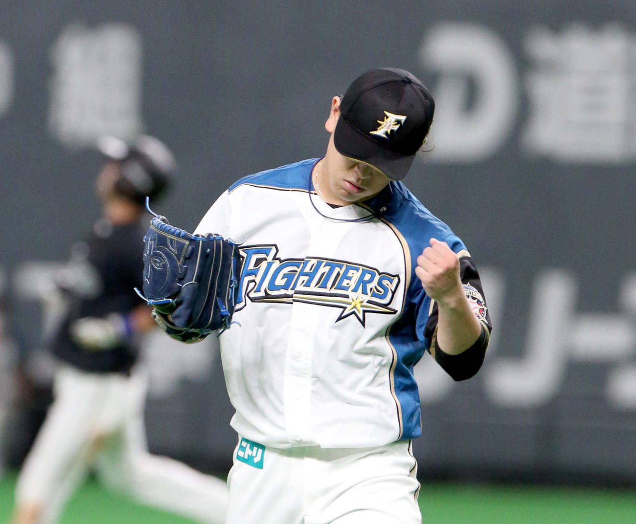 6回表ロッテ2死、清田（左奥）を左飛に仕留め、拳を握りしめる日本ハム河野（撮影・佐藤翔太）