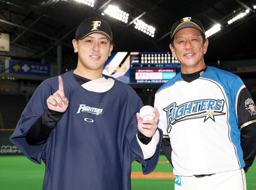 プロ初勝利を挙げ日本ハム栗山監督と笑顔で撮影に応じる河野（左）（撮影・佐藤翔太）