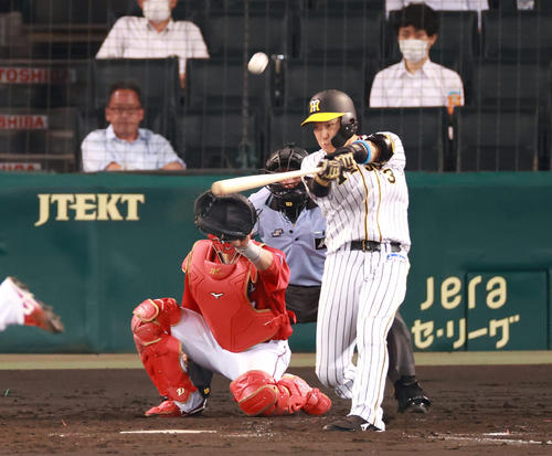 阪神対広島　5回裏阪神2死一塁、左越え2点本塁打を放つ大山悠輔（撮影・清水貴仁）