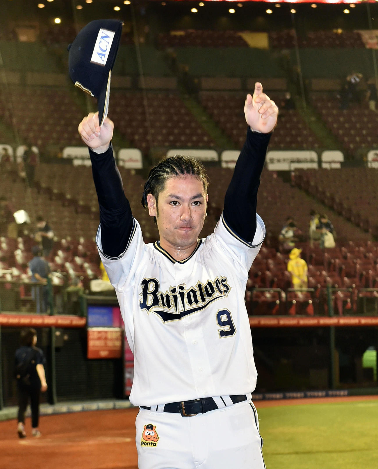 楽天対オリックス　ヒーローインタビューを終え観客席に向かって手を振るオリックス大城（撮影・滝沢徹郎）