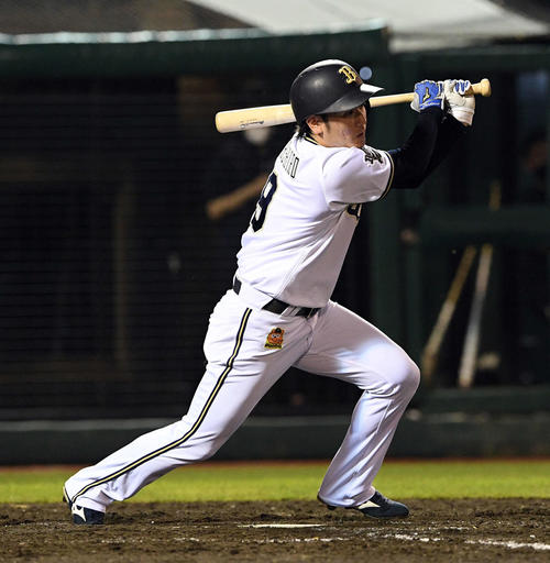 楽天対オリックス　9回表オリックス1死二、三塁、大城は逆転の中前2点適時二塁打を放つ（撮影・滝沢徹郎）