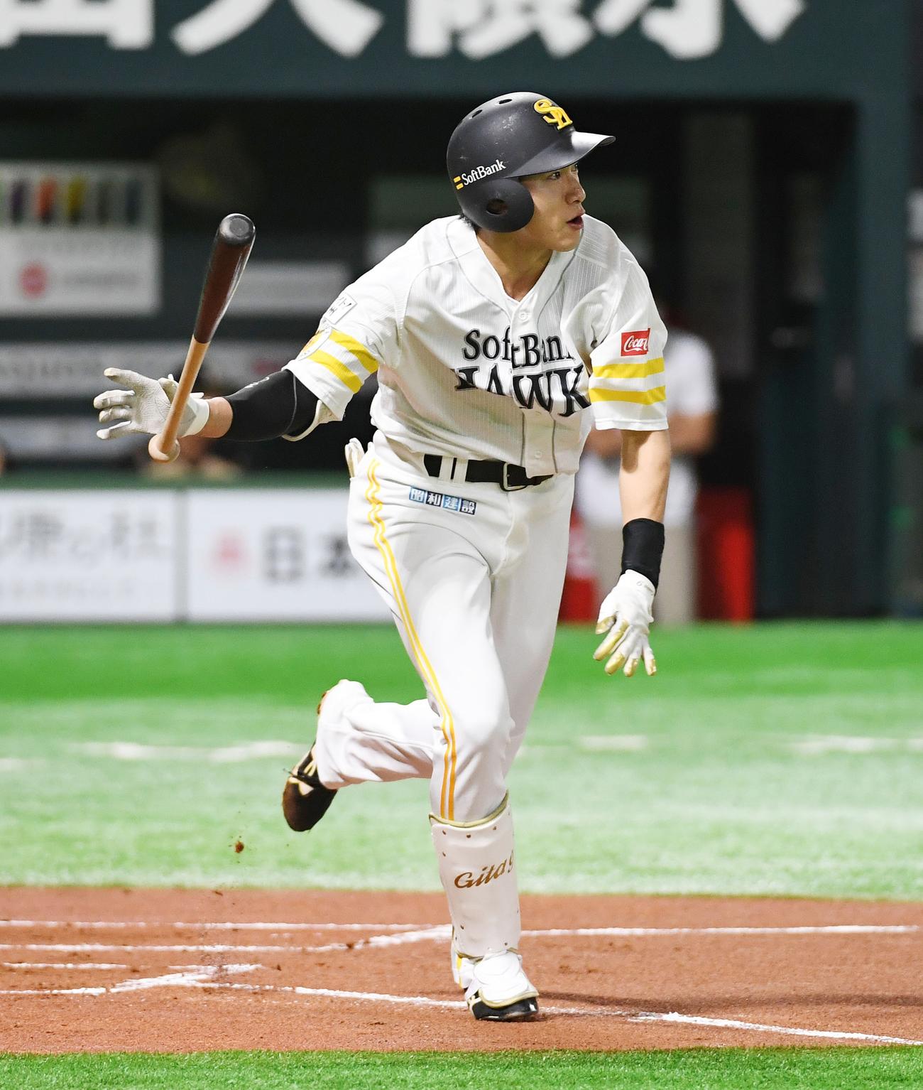 ソフトバンク対日本ハム　1回裏ソフトバンク1死一塁、柳田は右中間に先制適時三塁打を放つ（撮影・今浪浩三）