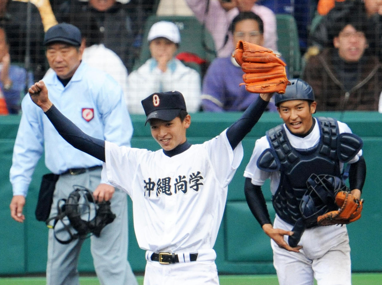 08年センバツ、準々決勝で天理を破りバンザイをする沖縄尚学の東浜巨。奥は嶺井博希捕手