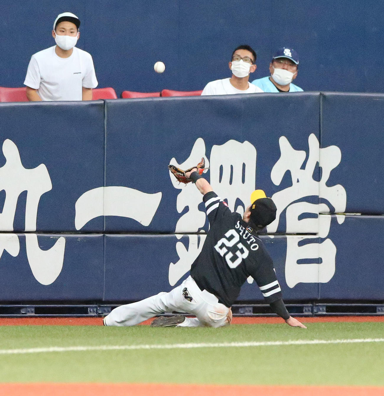 17日、遊撃手周東は吉田正の邪飛を捕球する（撮影・上山淳一）