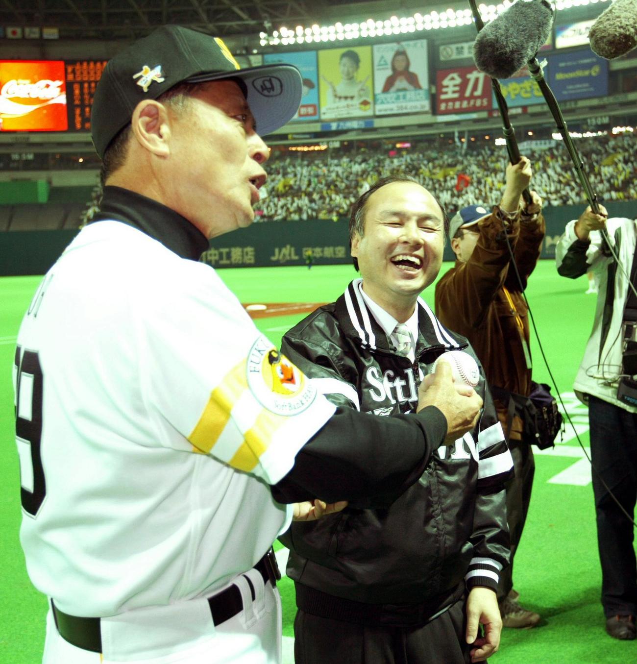 05年3月26日、ソフトバンクの初勝利を喜ぶ王監督と孫正義オーナー