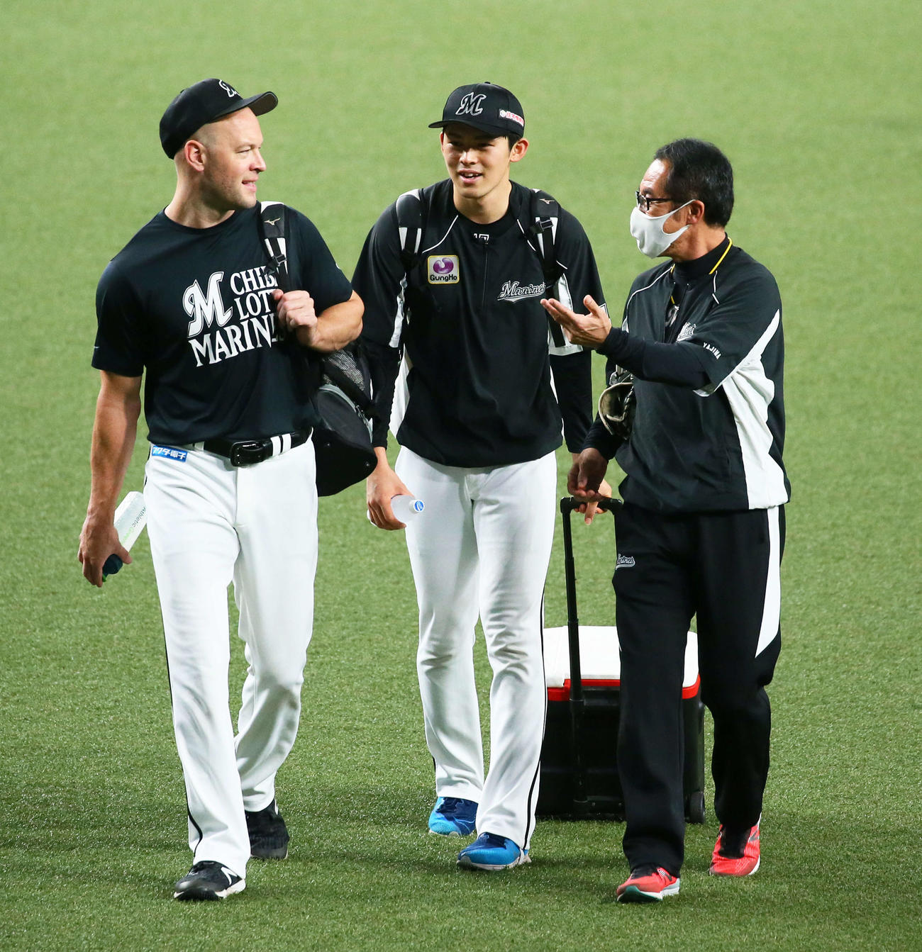 練習中、談笑するロッテ佐々木朗（中央）とハーマン（左）（2020年7月25日）