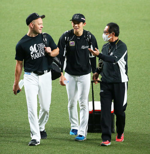 練習中、談笑するロッテ佐々木朗（中央）とハーマン（左）（2020年7月25日）