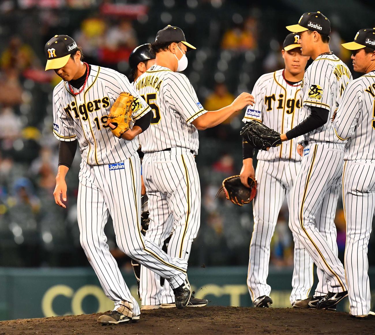 23日広島戦、7回途中4失点で降板する阪神藤浪（左）