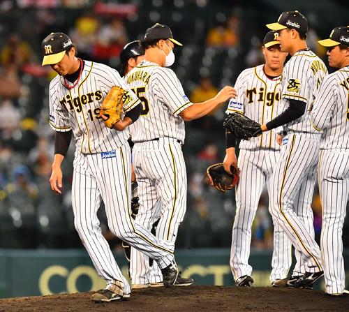 23日広島戦、7回途中4失点で降板する阪神藤浪（左）