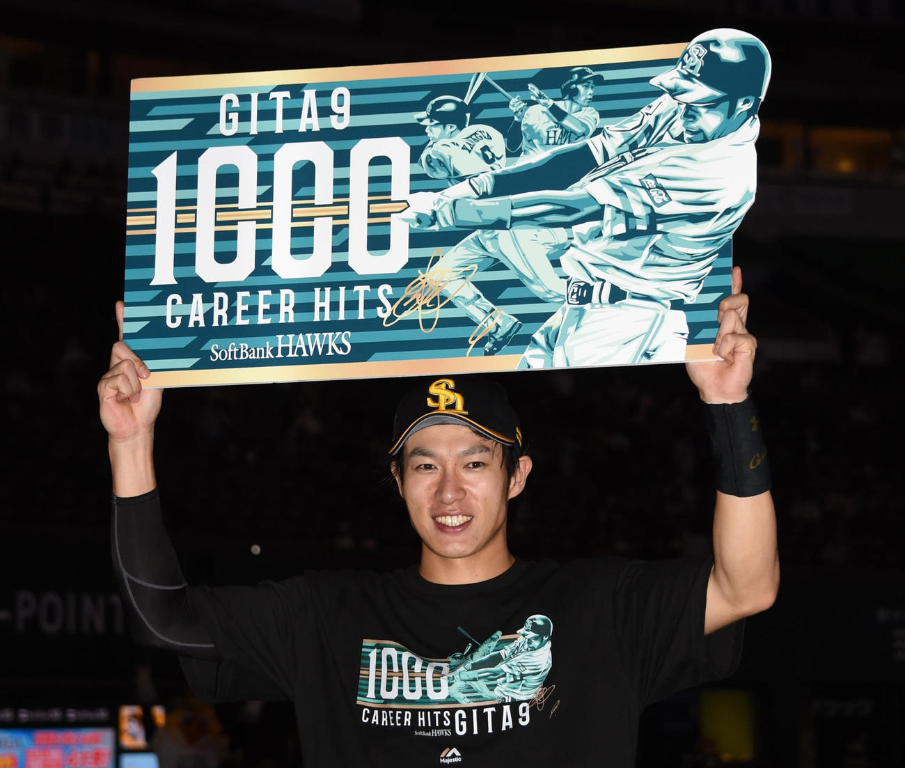 ソフトバンク対西武　1000安打を達成し笑顔の柳田（撮影・今浪浩三）