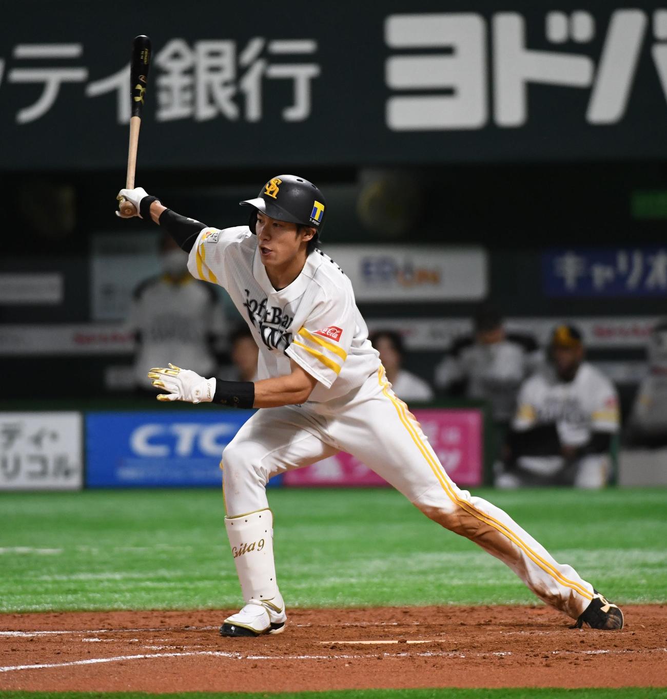 ソフトバンク対西武　8回裏ソフトバンク1死、柳田は遊ゴロ内野安打を放つ（撮影・今浪浩三）