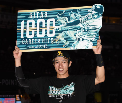 ソフトバンク対西武　1000安打を達成し笑顔の柳田（撮影・今浪浩三）