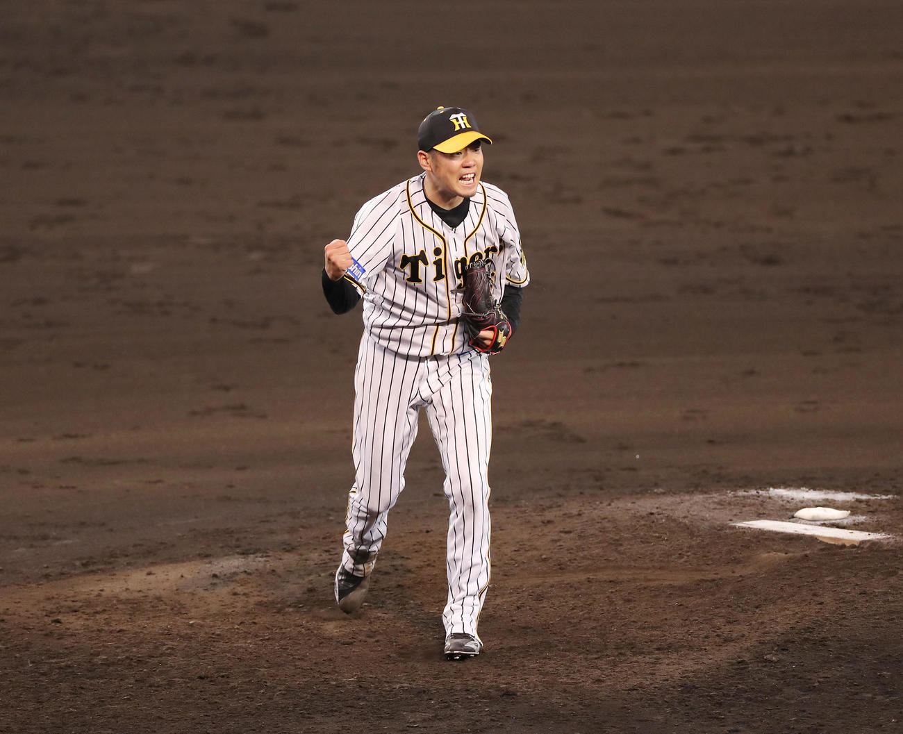 7月18日、完投勝利しガッツポーズする西勇輝