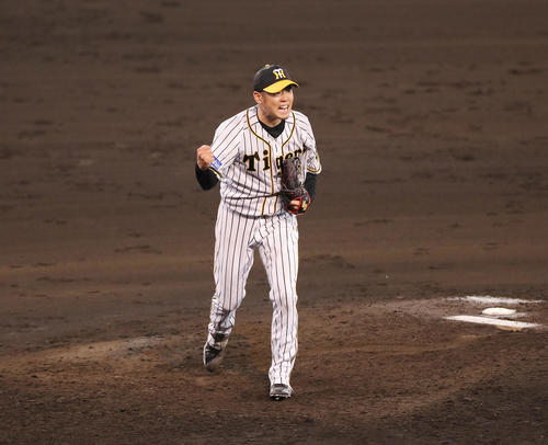 7月18日、完投勝利しガッツポーズする西勇輝