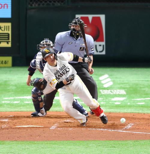 ソフトバンク対西武　3回裏ソフトバンク1死、甲斐は三塁内野安打を放つ（撮影・梅根麻紀）