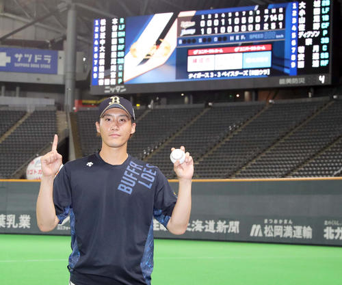 プロ初勝利を挙げ記念撮影に応じるオリックス斎藤綱記（2020年7月31日撮影）