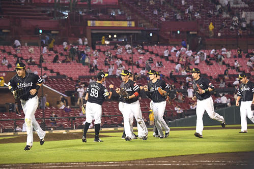 楽天対ソフトバンク　試合に勝利しエアタッチを交わすソフトバンクナイン（撮影・滝沢徹郎）